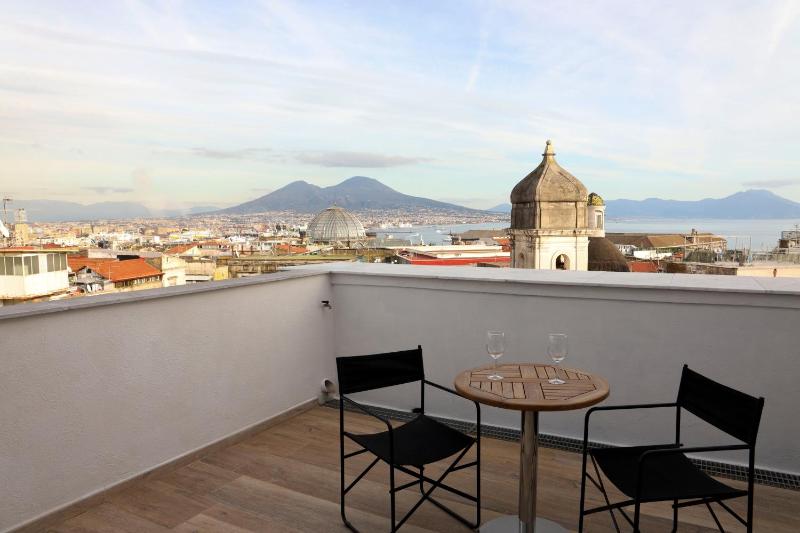 Terrazzino Spagnolo Panoramic Apartment — комфортный отель в Неаполе