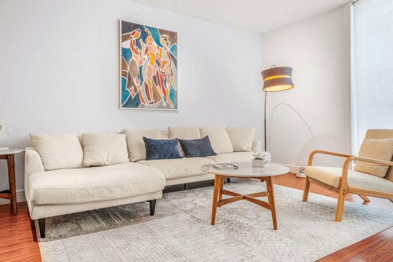 1BR Suite with High end amenities,KING bed and WFH setup — отель с удобствами в Майами