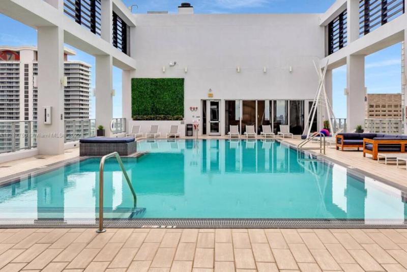 Sun-Splashed 1BR Condo unit in DWTN Miami with WFH — комфортный отель в Майами