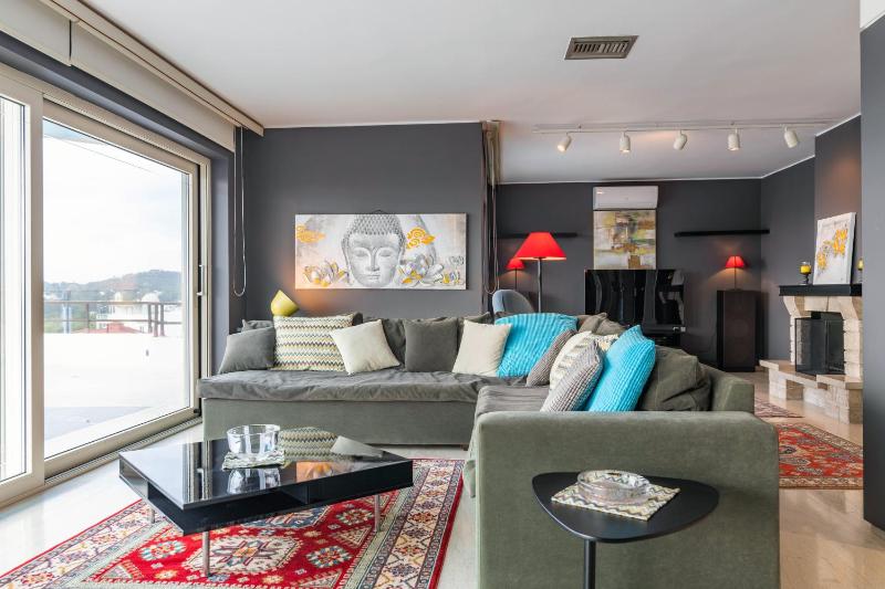 Sunlight House - Palatial Fully Equipped Apartment Near The Sea — отель в Афины, Греция