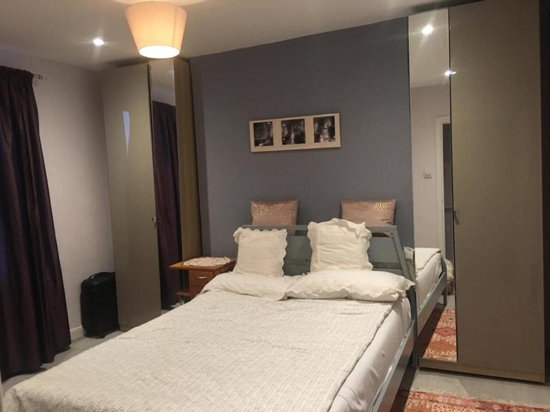Цены на Specious Guesthouse. 5 mins walk to station. в Лондоне