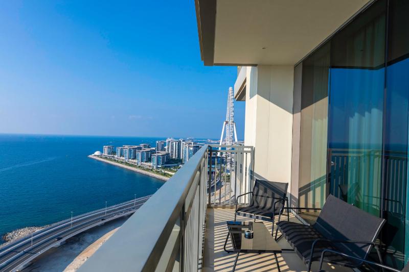 Maison Privee - 2BR with Exclusive Sea Views in 5242 Marina — отель с удобным расположением в Дубае