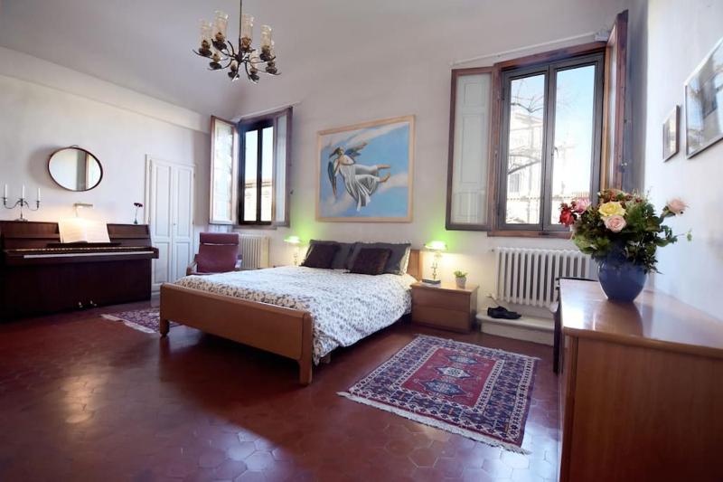 Цены на Cozy apartment with private garden - CITY CENTER - в Флоренции