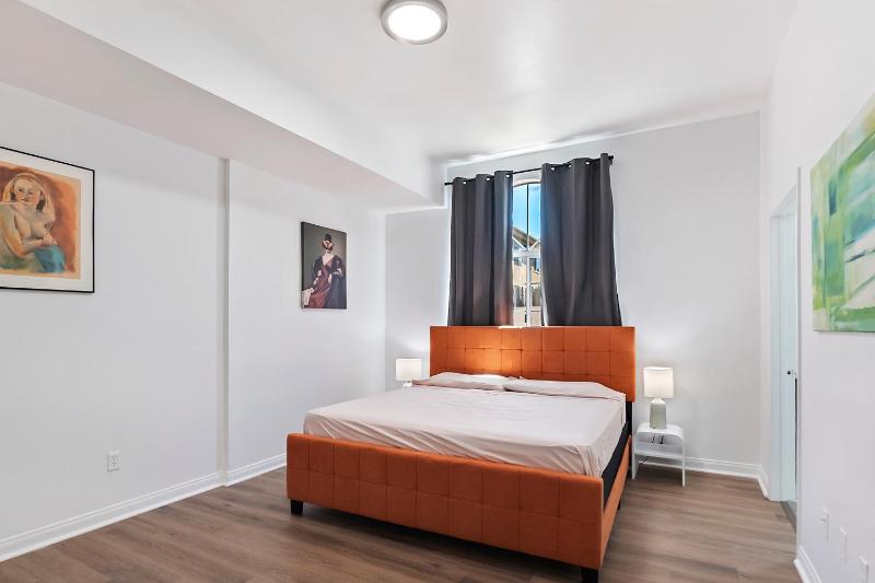 Private master bedroom with king bed private bath and large flat TV in large centrally located gated unit near Universal studio — забронировать отель в Лос-Анджелесе