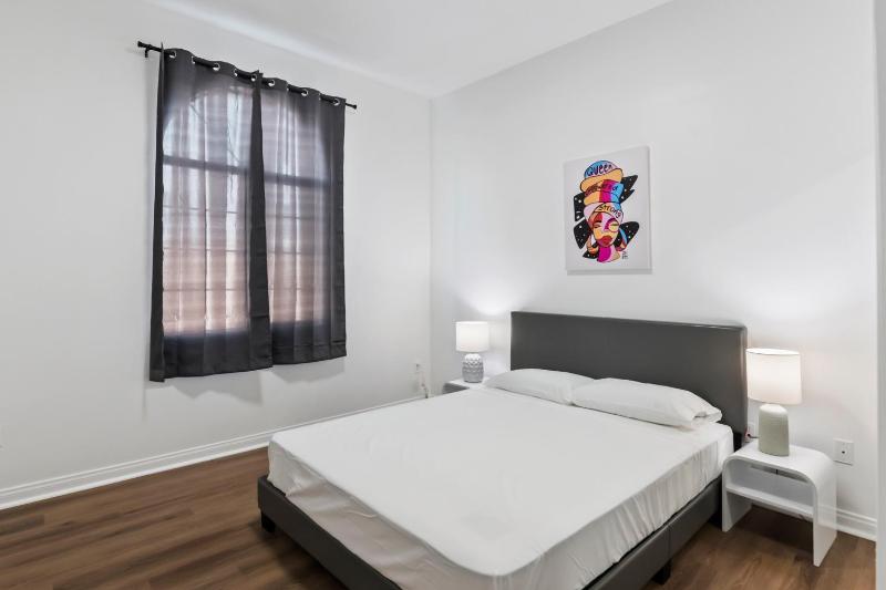 4 bedrooms and 2 bathrooms to share with queen bed — отель с удобствами в Лос-Анджелесе