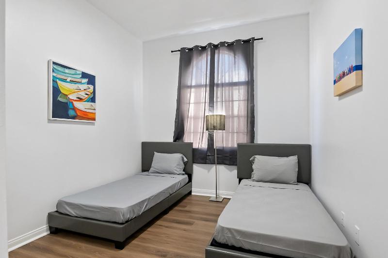 4 bedroom 2 bath with private room and private bath with 2 twin beds — отзывы гостей и цены