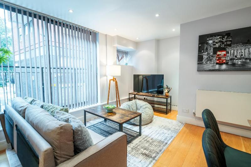 Цены на Immaculate 3-Bed House in central London в Лондоне