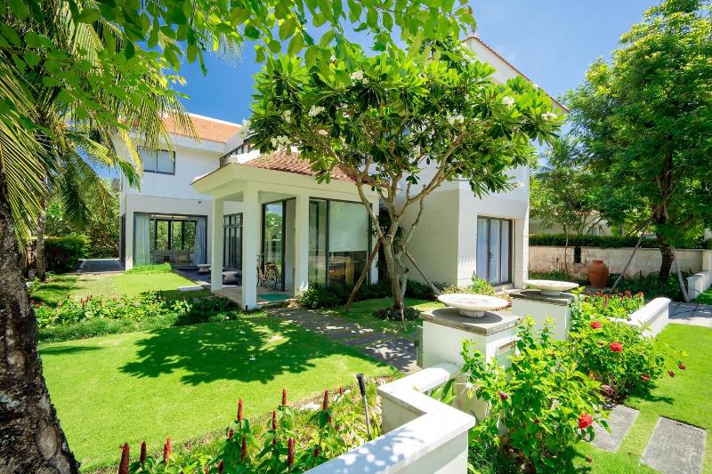 Luxury 4 BR The Ocean Villa Da Nang- Free pick up airport — отель с удобным расположением в Дананге