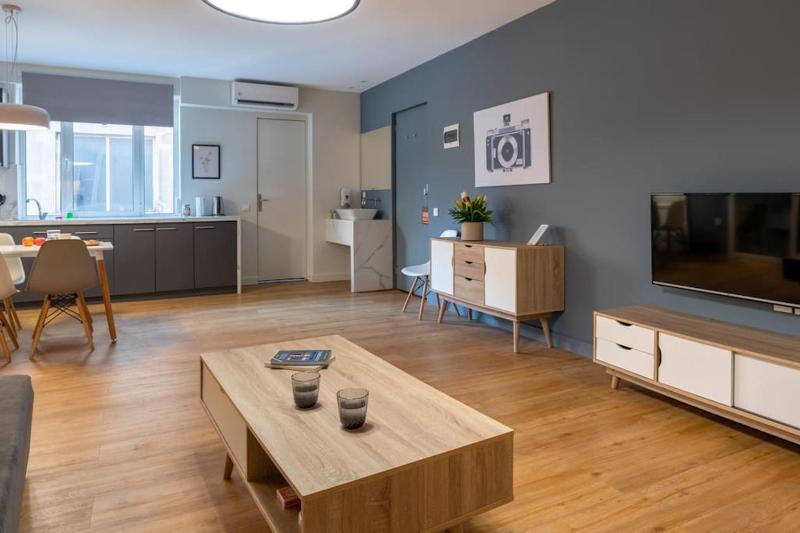Central, Spacious studio 5 min walk to Acropolis — отель с удобным расположением в Афины