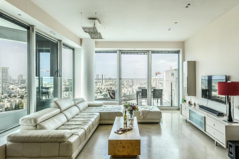 Luxury 2 BR Apt w Pool & Panoramic View by Sea N' Rent — забронировать отель в Тель-Авиве
