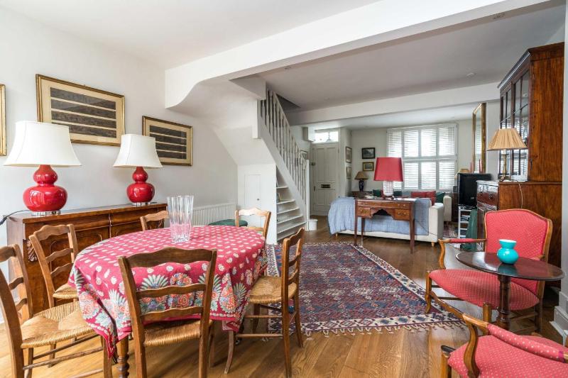 Charming 2BD Garden House - Hammersmith — отель с удобным расположением в Лондоне