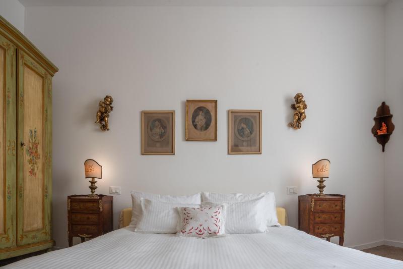Tiepolo Apartment in the Biennale District R&R — отель с удобствами в Венеции