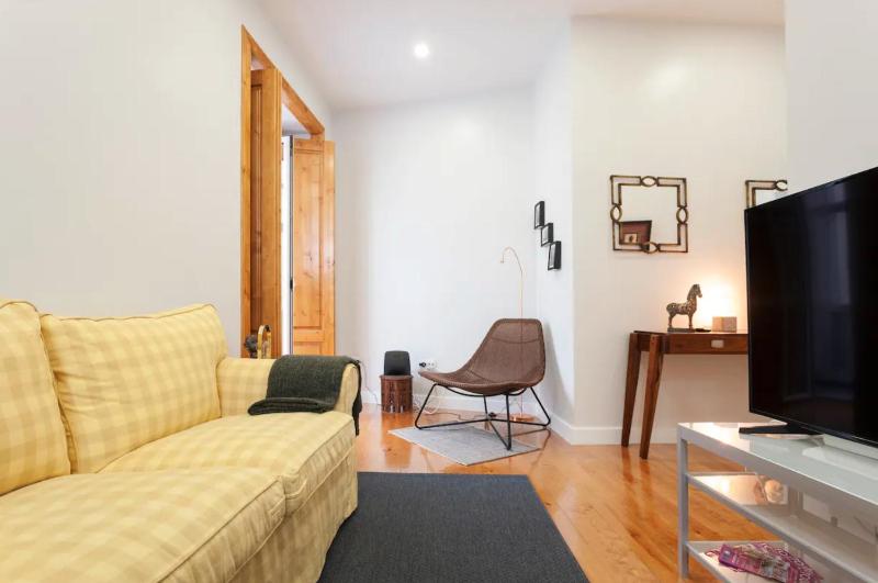 WHome Alfama Spacious 2-Bed near Feira da Ladra — отель в Лиссабоне, Португалия