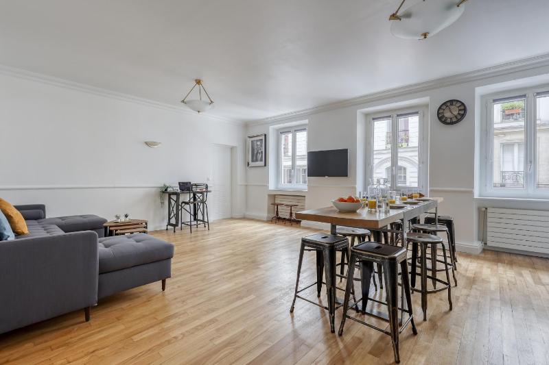 Superb Large and New 4bds Flat - Heart of Paris 10 — отель с удобствами в Париже