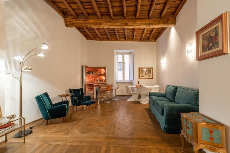 Цены на Chic and Style in Historical Via Giulia в Риме