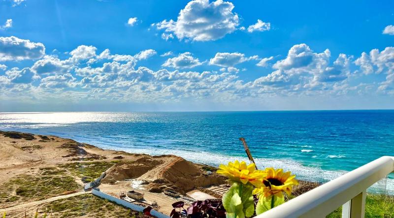 Цены на POOL GYM AND BEACH FRONT 3 BEDROOMS LUXURY TEL AVIV APARTMENT в Тель-Авиве