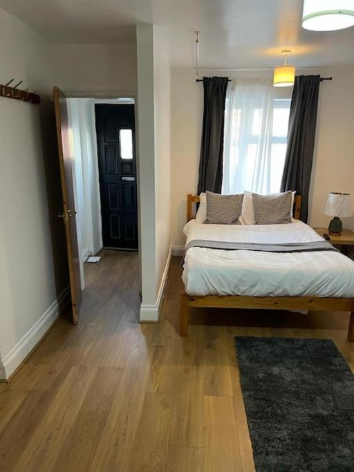 Cozy 1 bed flat in Canning Town — забронировать отель в Лондоне