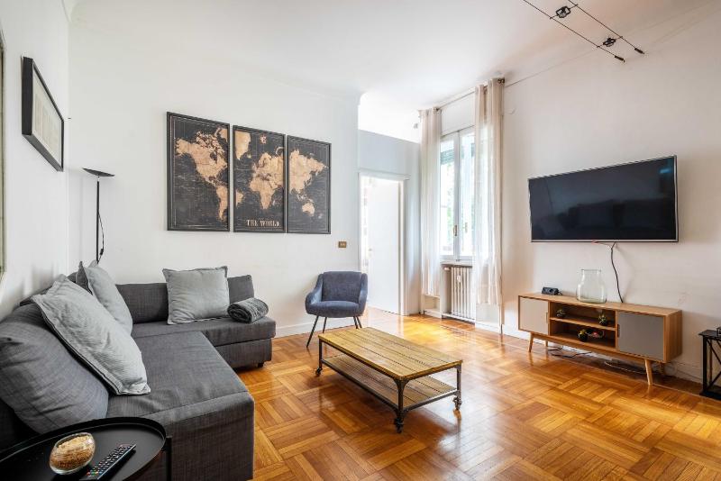 Exclusive 4 bedrooms apartment in Milan center — отель с удобствами в Милане