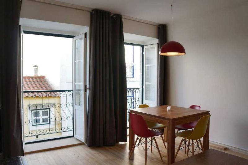Two Bedroom Apt in Historic location! Close to the River — забронировать отель в Лиссабоне