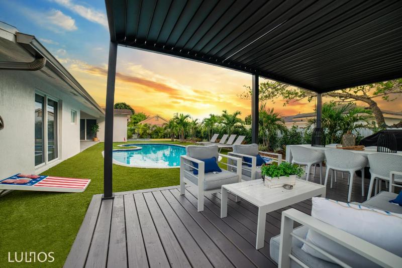 Luxe Escape Heated Pool, BBQ Court, Games & More L05 — забронировать отель в Майами