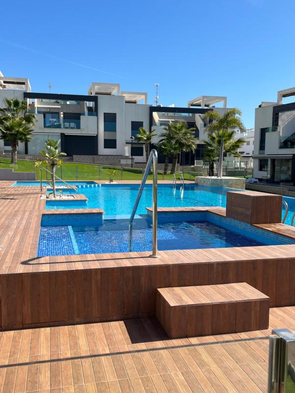 Oasis Beach, Punta Prima, Torrevieja — отель с удобствами в Аликанте