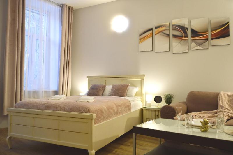 Romantic Studio APT-Great Location- City center-FREE Parking-Self Check-in- till Old town 20 min — отель в риге, Латвия