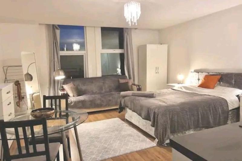 Private spacious studio Ealing 2 mins from tube — комфортный отель в Лондоне