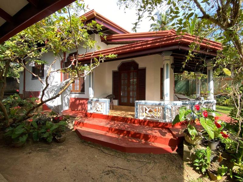 Mali's Villa — отель с удобным расположением в Унаватуна