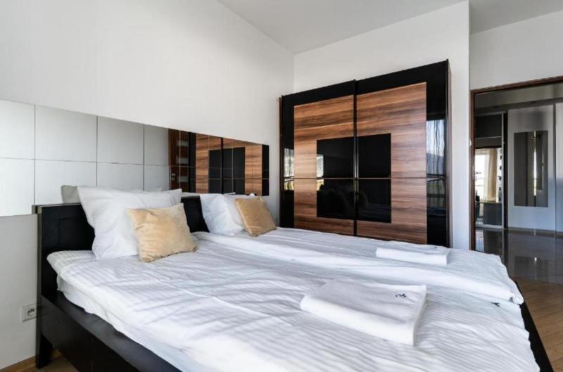 Golden Apartments Warsaw - Big and Bright Apartment in Platinum Towers- Browary- Grzyb61A — отель с удобным расположением в Варшаве