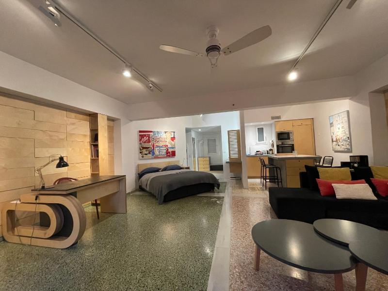 Vouliagmeni Art Micro Loft — отель с удобным расположением в Афины