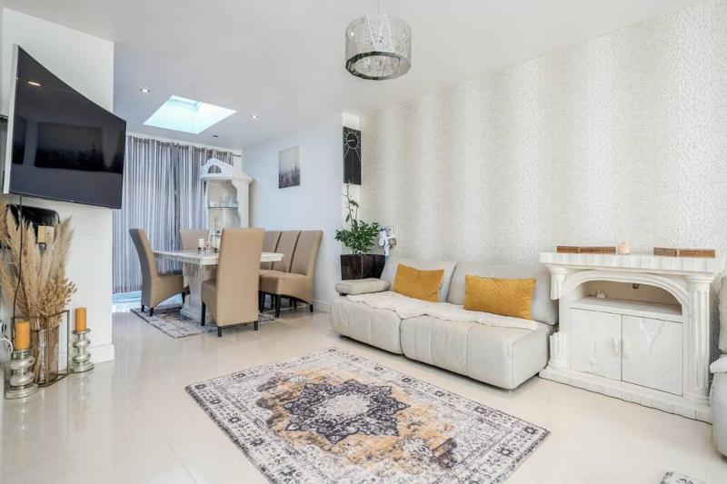 Цены на Spacious 4 bedroom House with a Private Garden в Лондоне