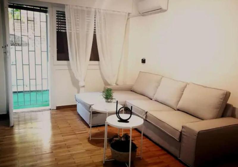 Apartment with private patio — отель с удобным расположением в Афины
