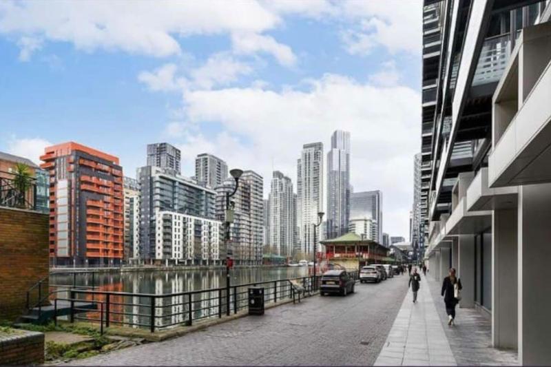 Stunning two bed available now — отель в Лондоне, Соединенное Королевство