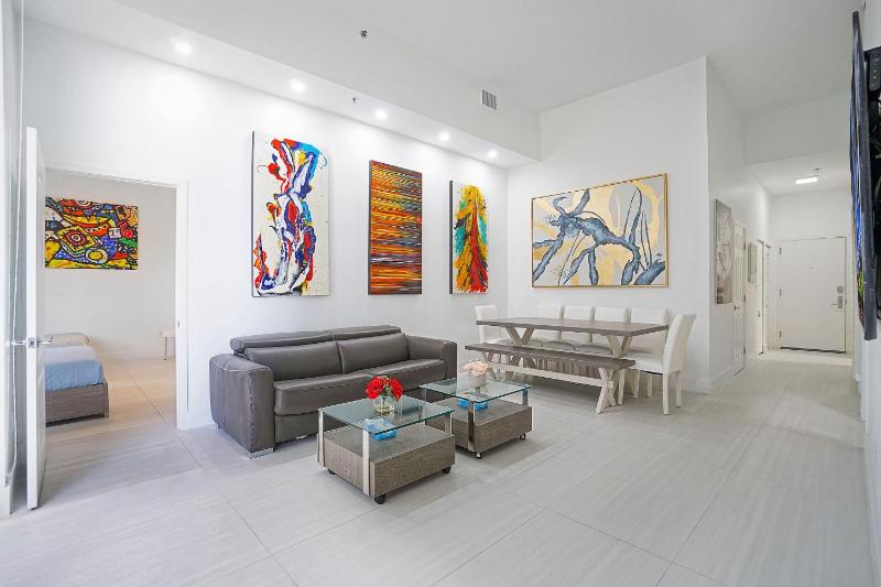 Miami Brickell 4 Bedrooms High Ceiling loft on the pool — отель с удобным расположением в Майами