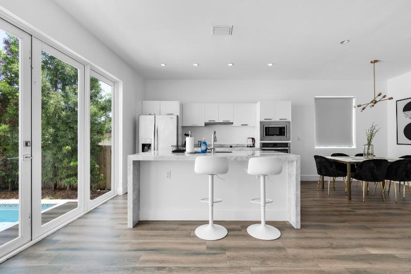 Casa Fico Bianco Modern Brickell Townhouse with Private Pool — забронировать отель в Майами