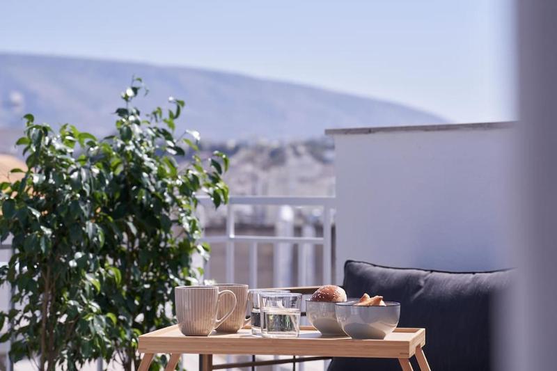 A Sunkissed retreat under the Acropolis — забронировать отель в Афины