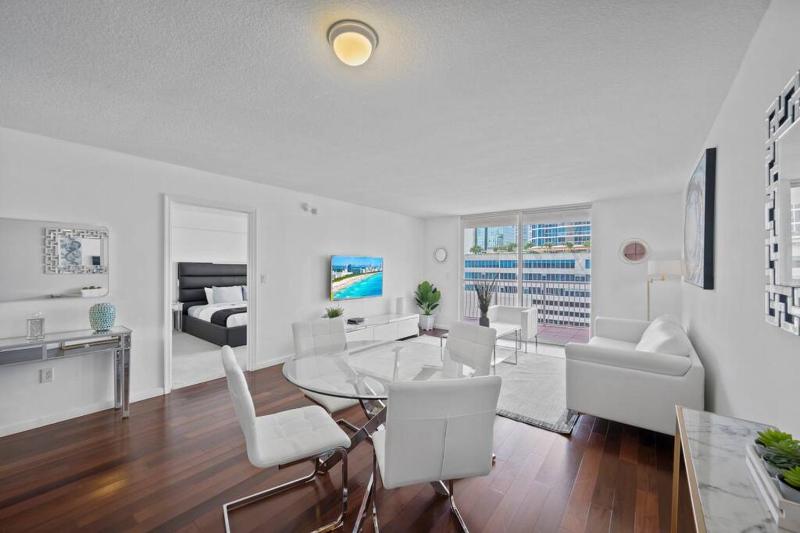 Superb unit, centrally located with parking — отель с удобствами в Майами
