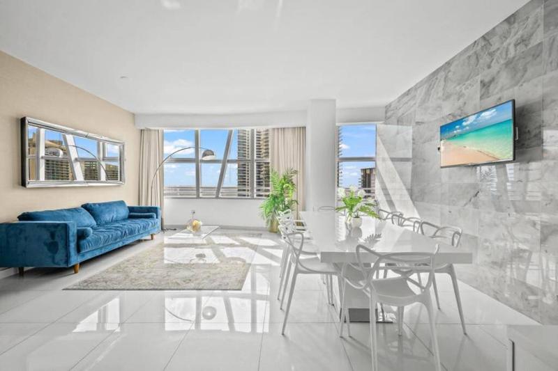 Conrad Hotel Amazing luxurious unit in brickell — отель с удобным расположением в Майами