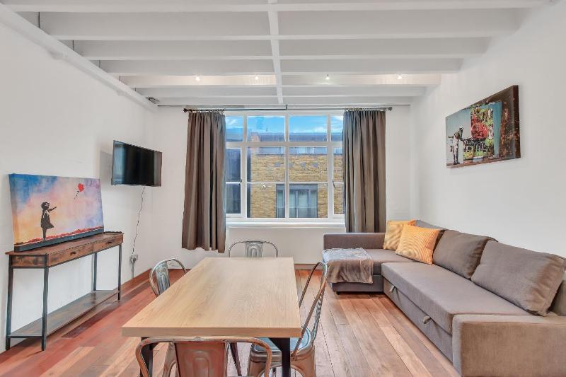 Цены на Stunning Shoreditch Loft Warehouse Style Apartment в Лондоне