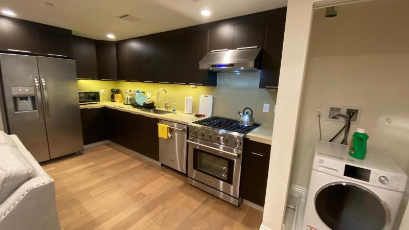 Gorgeous Apt with Parking in Ktown LA — отель в Лос-Анджелесе, Соединенные Штаты Америки