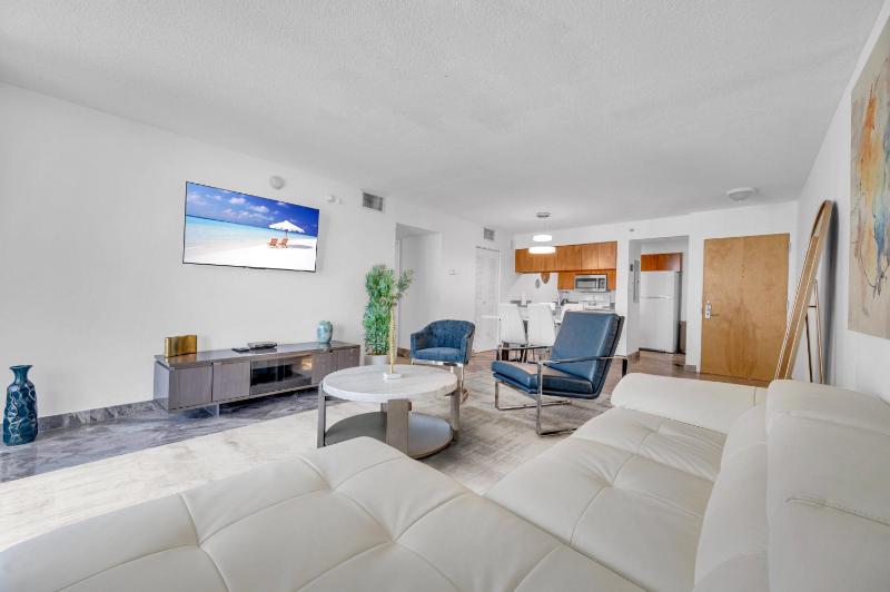 LUXURY 2 Bedrooms BRICKELL BAY APARTMENT — забронировать отель в Майами