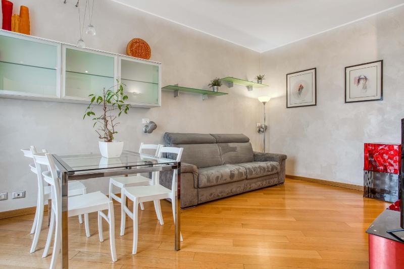 ALTIDO Vibrant flat with balcony — отель с удобным расположением в Милане