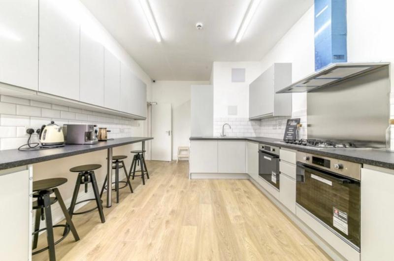 A beautiful newly renovated home: The Arlingford — отель с удобным расположением в Лондоне