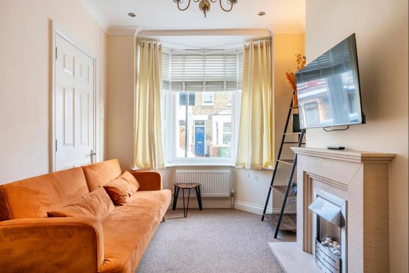 2 bed terraced house with loft in Stratford London — отель с удобствами в Лондоне