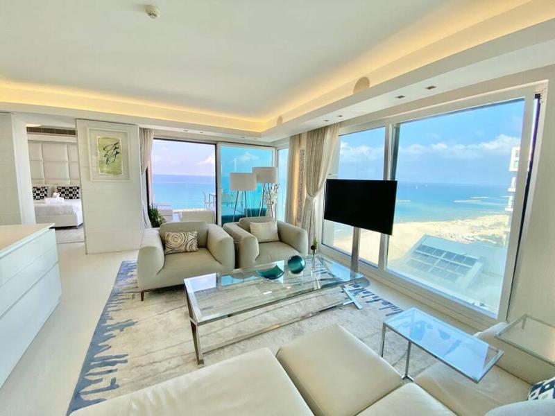 Amazing Sea view APT with parking at Royal Beach - By Beach Apartments TLV — отель с удобствами в Тель-Авиве