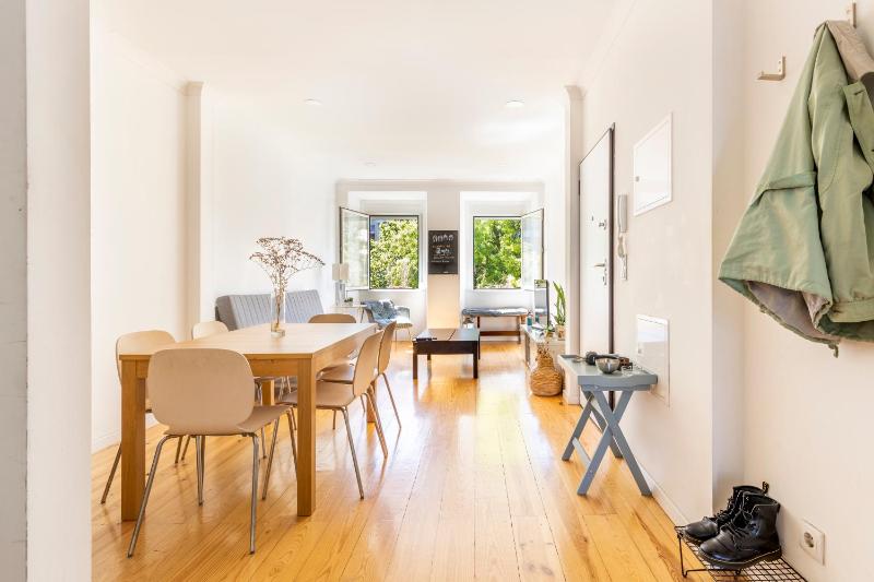 Comfy 3 Bedroom Apartment Campo de Ourique — отель с удобствами в Лиссабоне