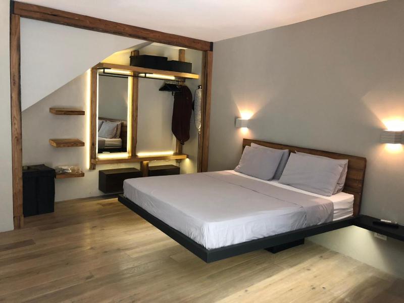 Super Design Appartamento Napoli Centro con Sky wifi veloce e Netflix — отель в Неаполе, Италия