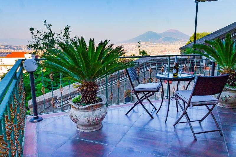Vesuvio Rooftop, HOST APARTMENTS — отель с удобным расположением в Неаполе