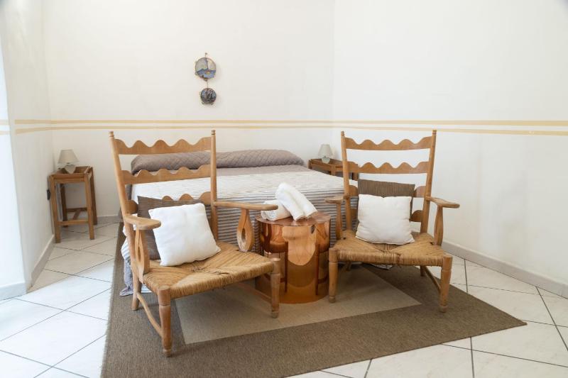 Neapolitan Style Apartment — забронировать отель в Неаполе