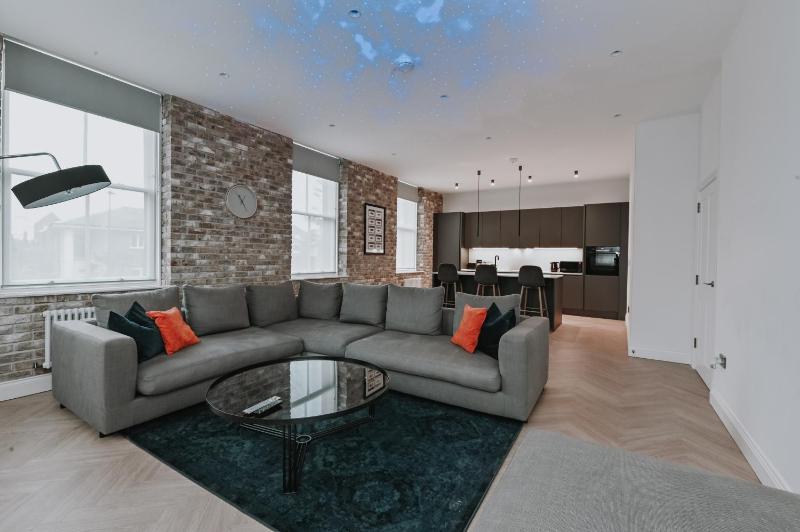 Khayat Homes - Kings Cottage - Three Bed — отель с удобным расположением в Лондоне